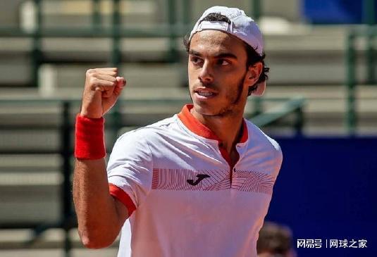 背后藏着足 背后藏着足